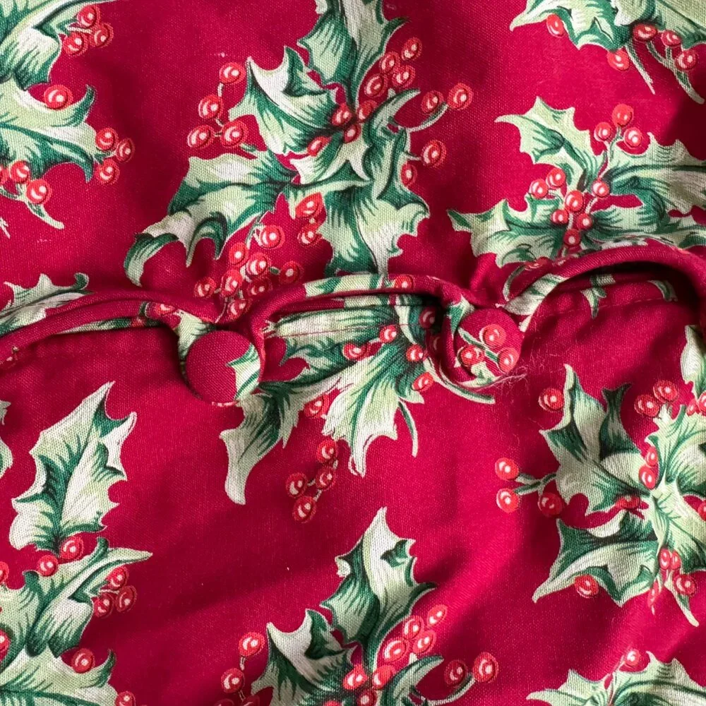 NWT April Cornell Red w/Holly Leaves & Berries Round Christmas Tree Skirt